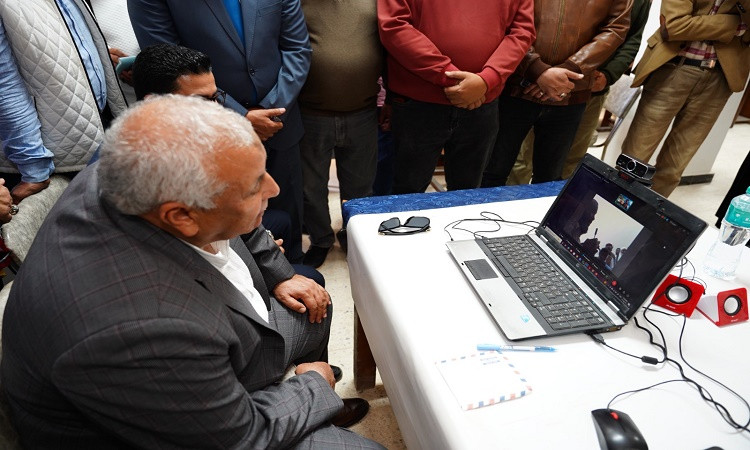 محافظ مطروح يشهد تجربة التعليم عن بُعد لأبناء قرية قارة أم الصغير