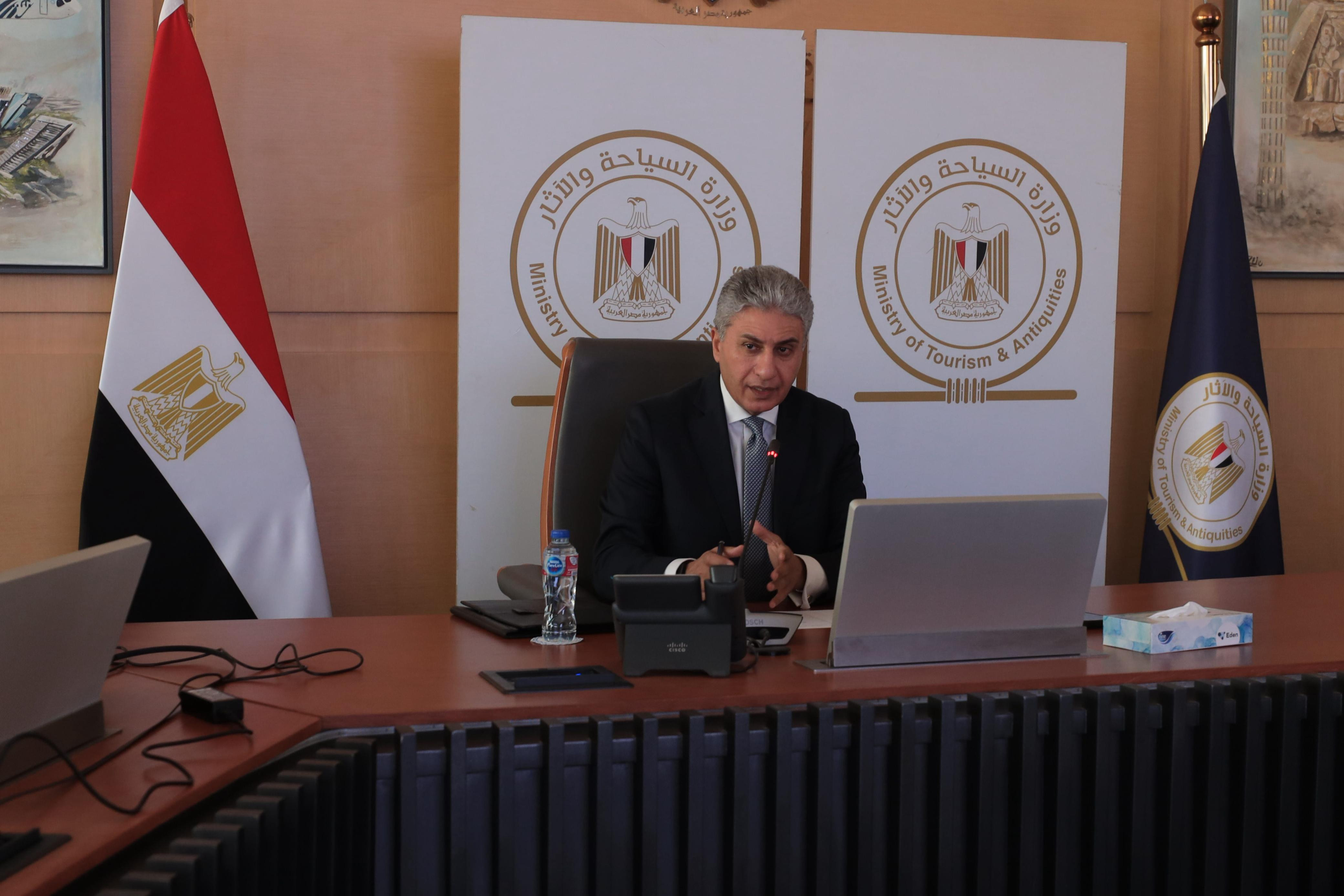 وزير السياحة يلتقي بالملتحقين