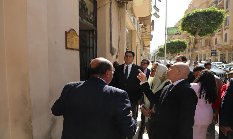 محافظ القاهرة وسفيرة النوايا الحسنة لموئل الأمم المتحدة يتفقدان سوق ال