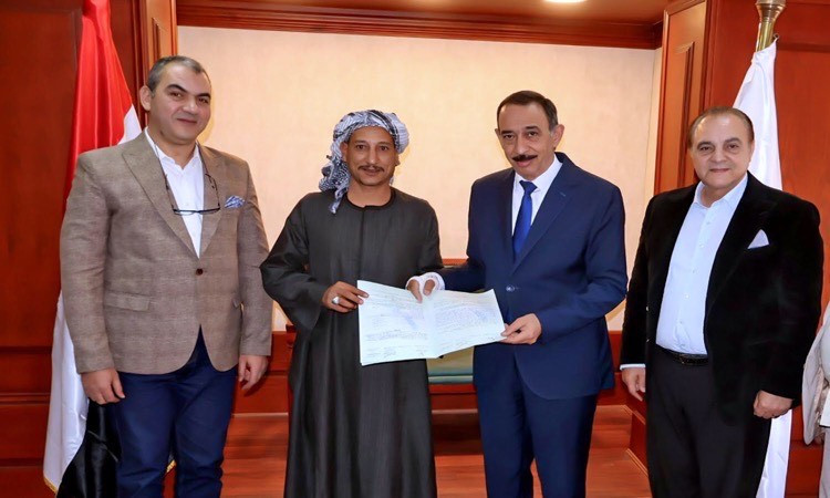 محافظ سوهاج تسليم أول عقود التقنين عبرالمنصة الوطنية لأملاك الدولة بسو