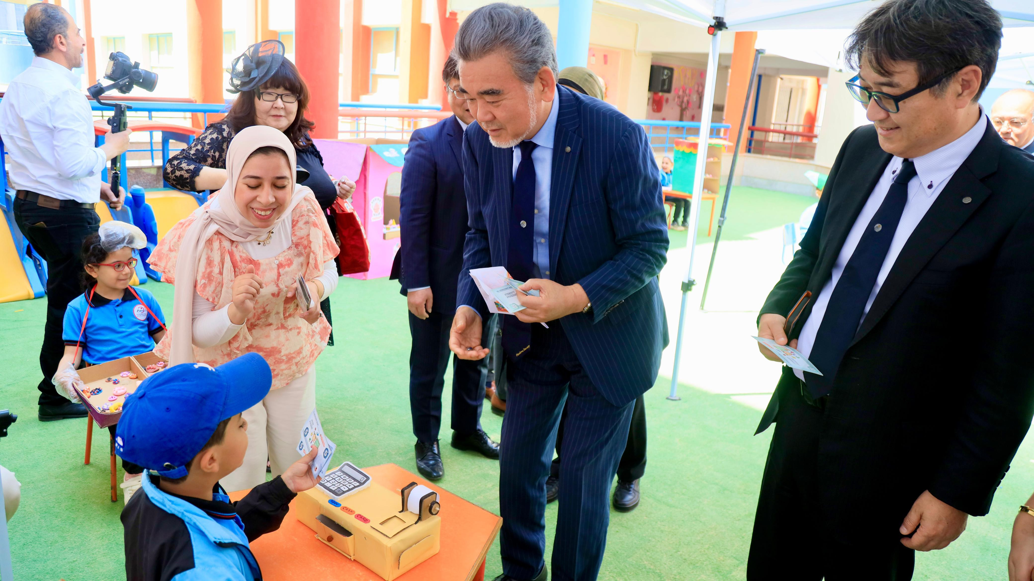 صور..وزير التعليم ورئيسي جامعة هيروشيما يتفقدون المدرسة المصرية اليابانية