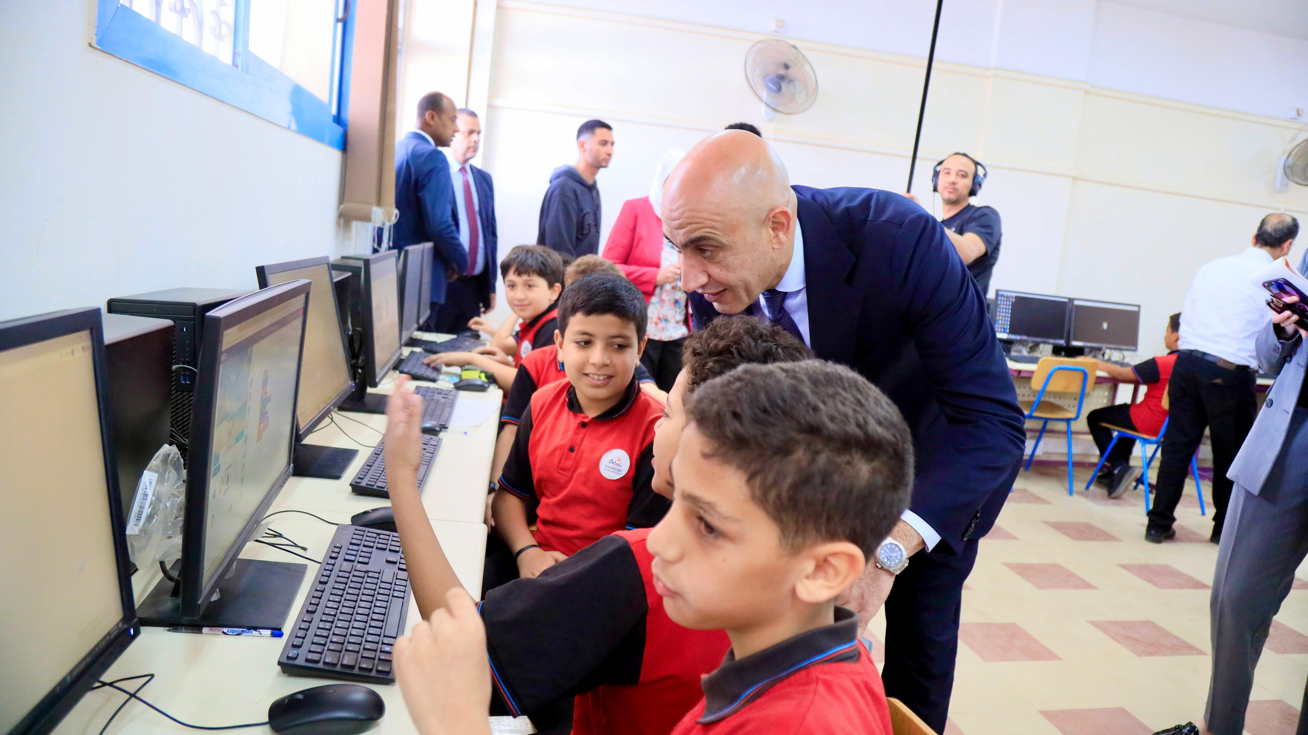 صور..وزير التعليم ورئيسي جامعة هيروشيما يتفقدون المدرسة المصرية اليابانية