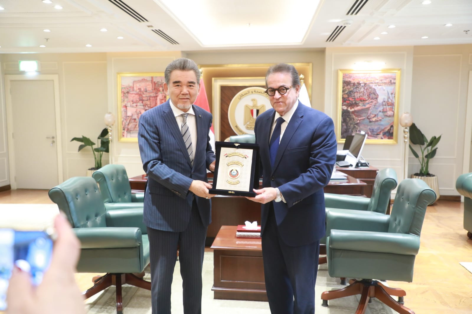 وزير الصحة ورئيس جامعة هيروشيما