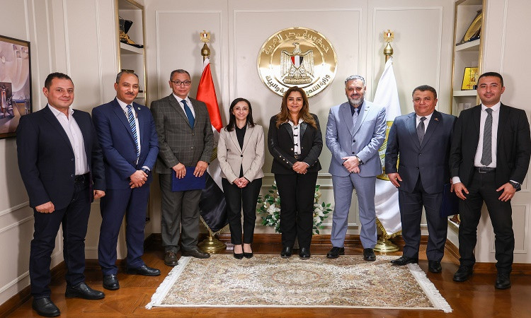 محافظ البحيرة ووزيرة التنمية المحلية تشهدان توقيع عقود تشغيل وتطوير 3