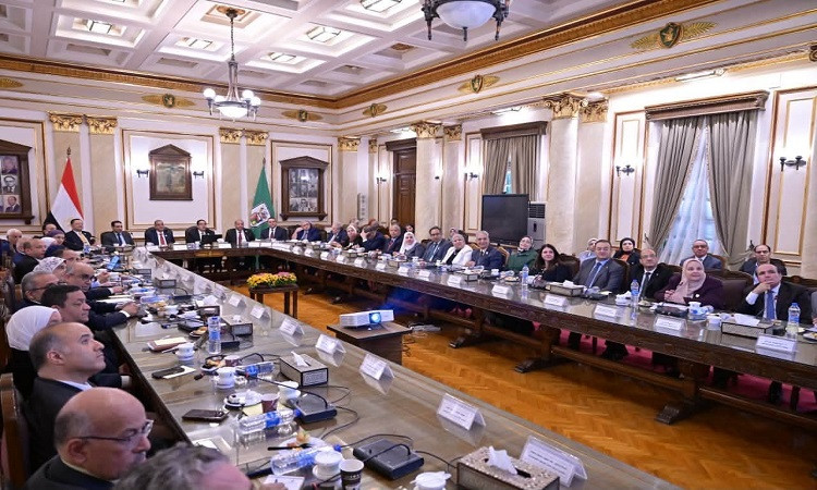 محافظ الجيزة ومجلس جامعة القاهرة يناقشان التعاون بالتعليم والبحث العلم