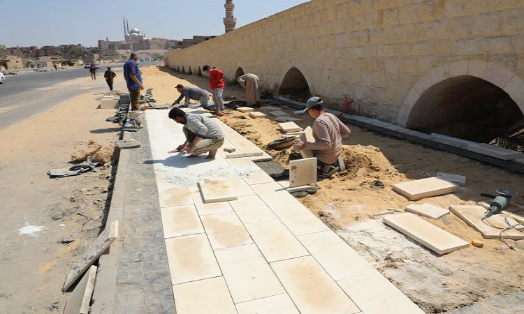 محافظ القاهرة يتابع الأعمال الجارية لترميم سور مجرى العيون