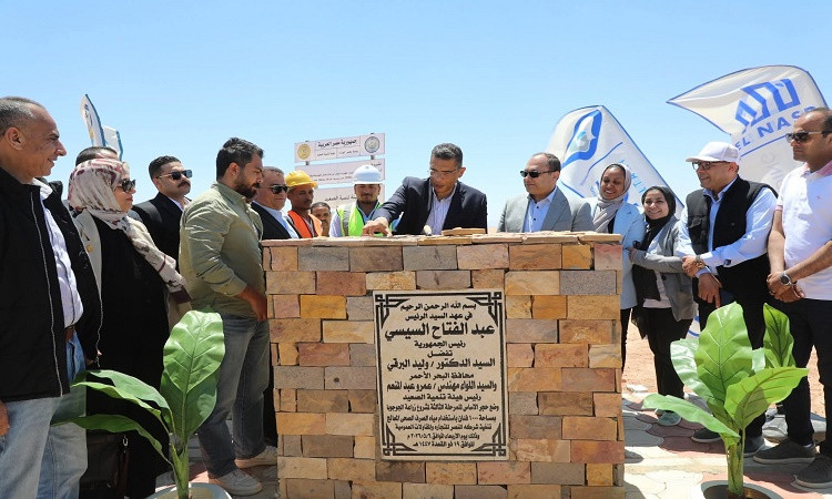 محافظ البحر الأحمر ورئيس تنمية الصعيد يضعان حجر أساس لمشروع الجوجوبا
