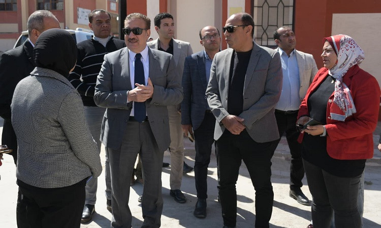 محافظ بورسعيد يفتتح أعمال تطوير مدرسة مكة المكرمة الرسمية للغات بالمنا