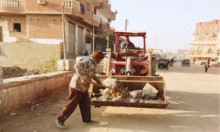 بتوجيهات محافظ الفيوم.. حملات مكثفة للنظافة ورفع الإشغالات بمركزي إطسا