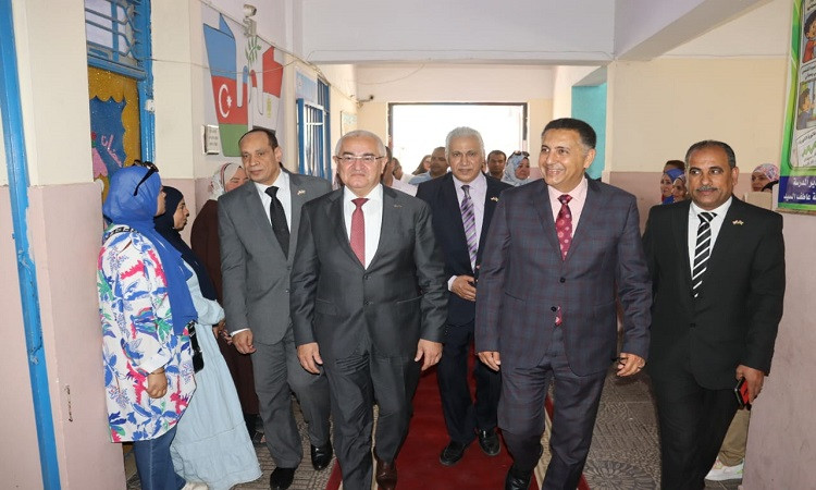محافظ القليوبيةوسفيرأذربيجان يتفقدان مدرسة