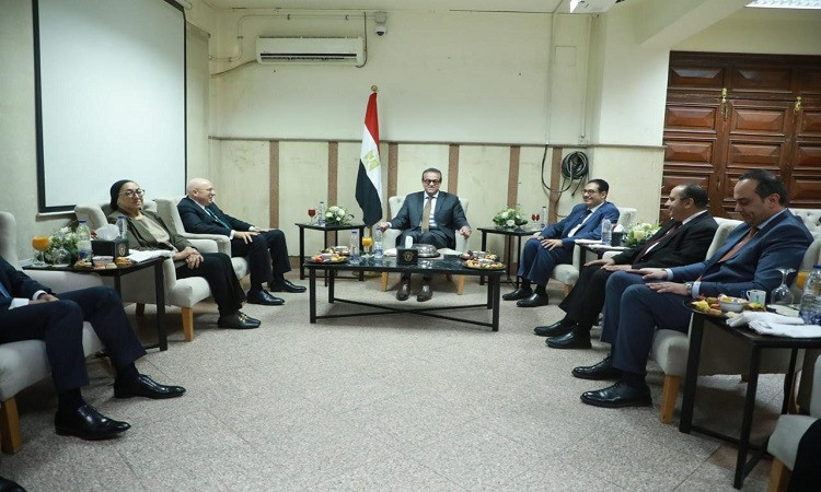 وزير الصحة يشارك بمناقشة رسالة دكتوراه حول 