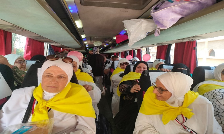 محافظ الإسماعيلية يتابع انطلاق فوج حجاج الجمعيات إلى الأراضي المقدسة