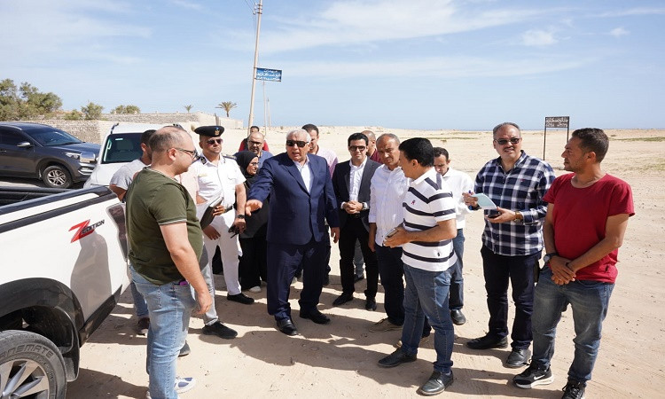 محافظ مطروح يوجه بإعادة المظهر الحضاري لطريق الأمل ووصله بشارع علم الر
