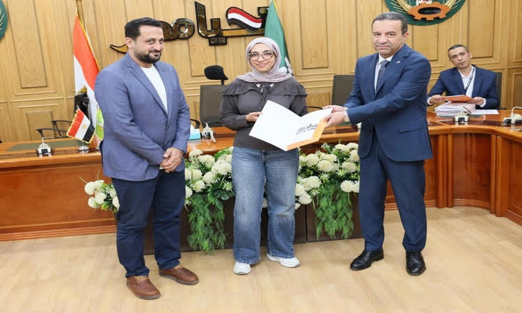 محافظ المنوفية يُسلم 50 عقد عمل للشباب بالقطاع الخاص