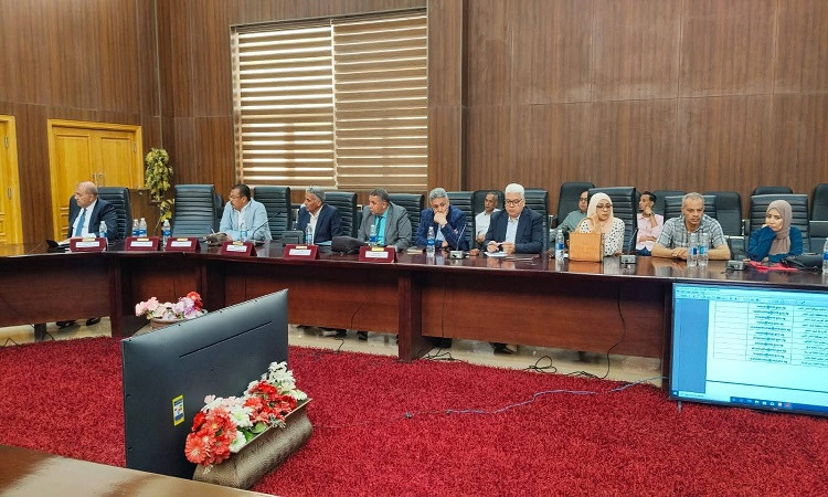 نائب محافظ البحر الأحمر والسكرتير العام يبحثان آليات تسريع ملفات التصا