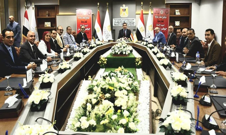 شهد وزير الشباب والرياضة، جوهر نبيل، مراسم توقيع بروتوكول رعاية بين ال