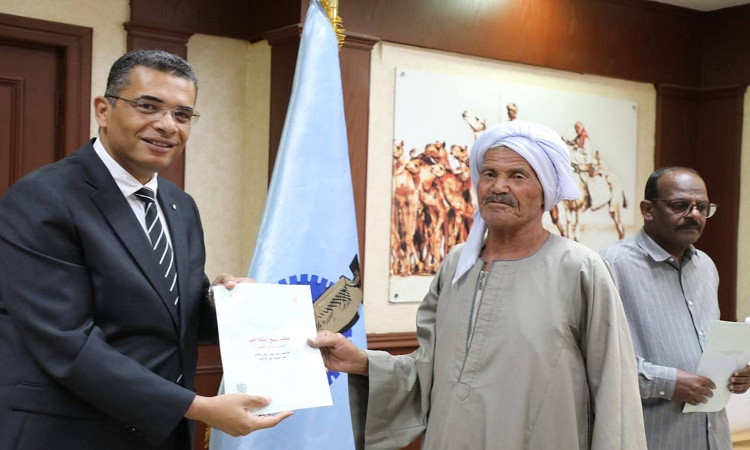 محافظ البحر الأحمر يسلم عقود تقنين جديدة لأهالي غارب وحلايب