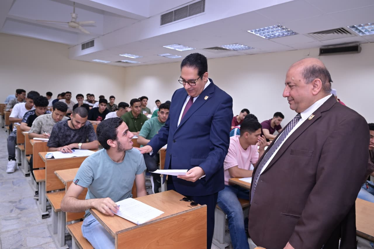 رئيس جامعة القاهرة يوجه ببدء أعمال التصحيح بالكليات فور انتهاء امتحان