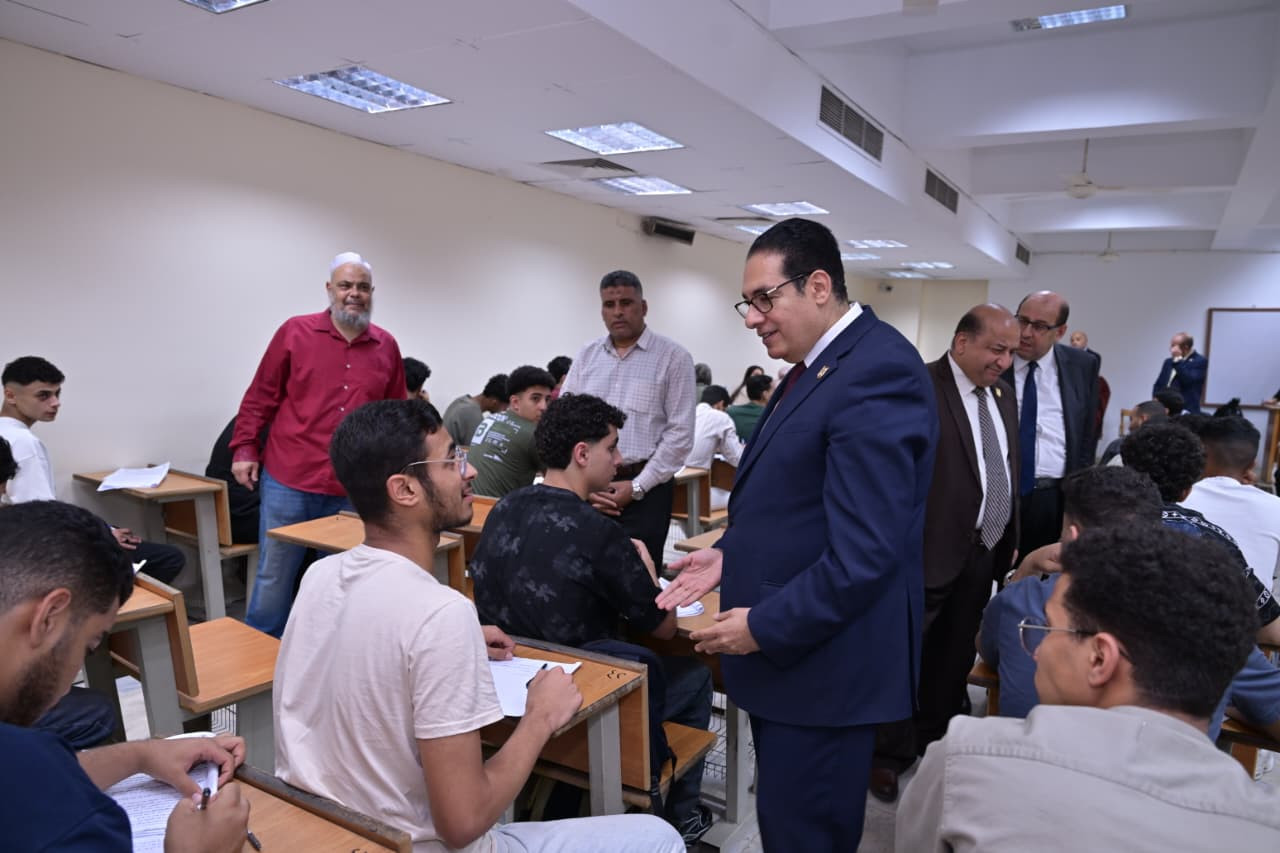 رئيس جامعة القاهرة يوجه ببدء أعمال التصحيح بالكليات فور انتهاء امتحان