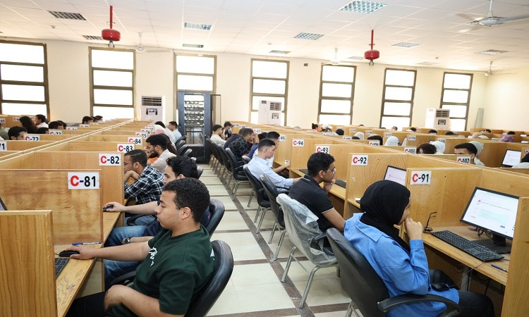 رئيس جامعة المنيا يتفقدامتحانات الصيدلة والعلاج الطبيعي بجامعة المنيا
