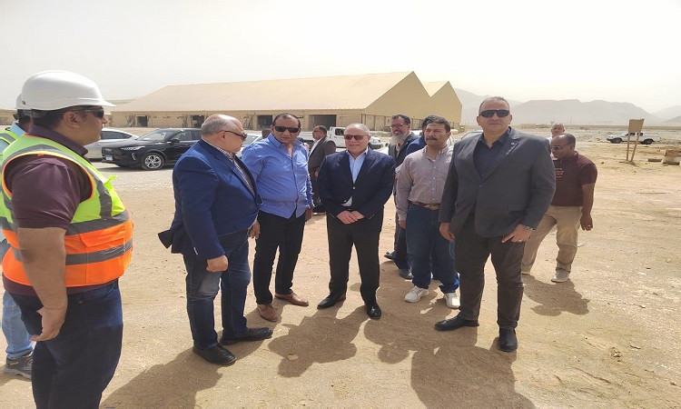 نائب وزير النقل يتابع أعمال التطوير وحركة الشاحنات بميناء سفاجا