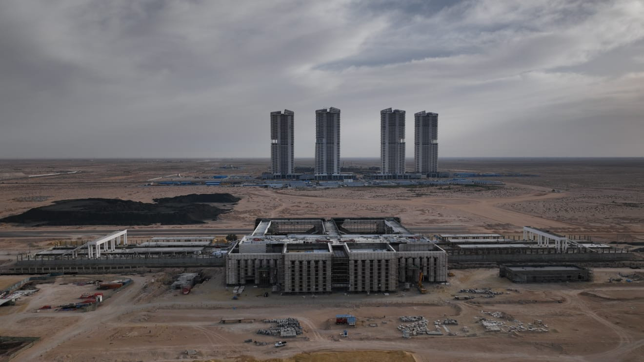 وزير النقل يتفقد القطار الكهربائي