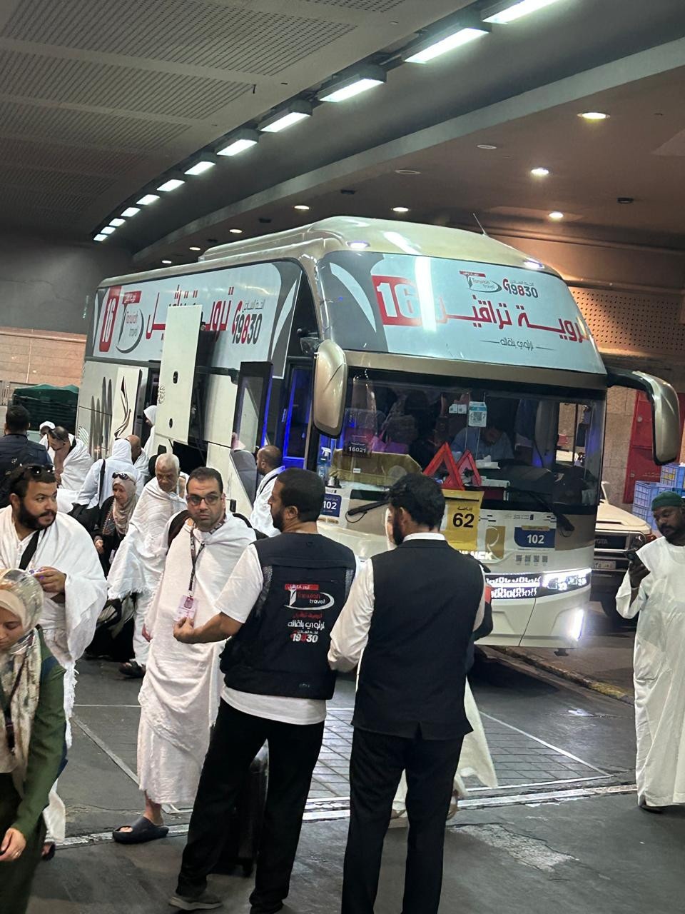 استمرار تدفق حافلات السياحة لنقل حجاج الشركات الي صعيد عرفات