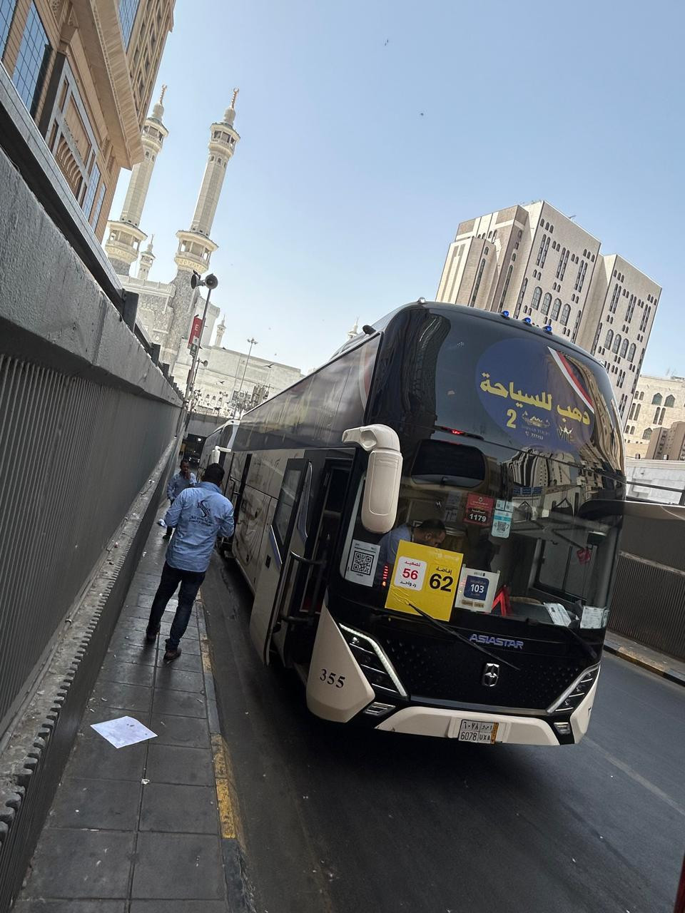 استمرار تدفق حافلات السياحة لنقل حجاج الشركات الي صعيد عرفات