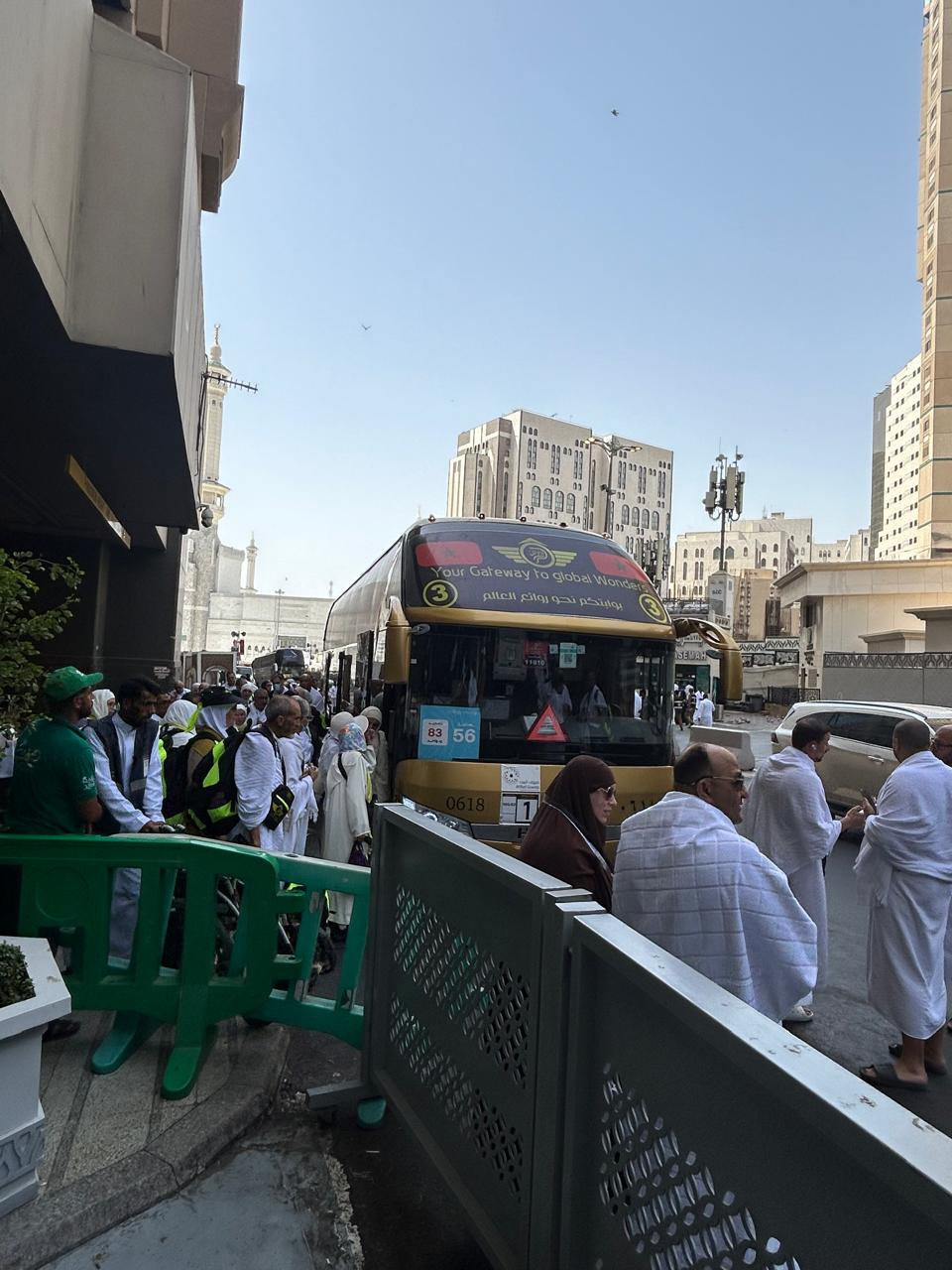 استمرار تدفق حافلات السياحة لنقل حجاج الشركات الي صعيد عرفات