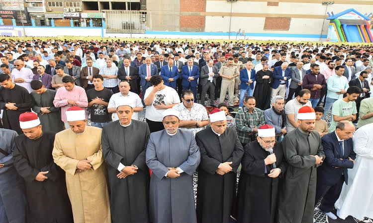 محافظ أسيوط يؤدي صلاة عيد الأضحى بساحة أرض الملاعب