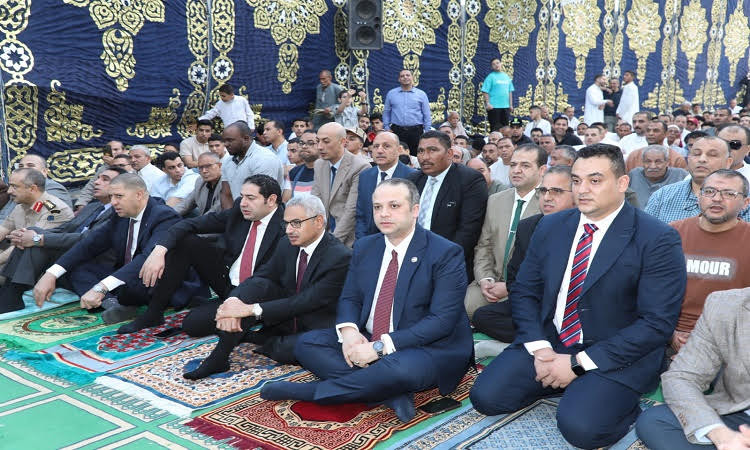 محافظ بني سويف يؤدي صلاة عيد الأضحى بساحة مسجد عمر بن عبد العزيز