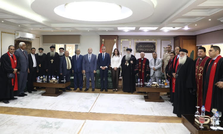 محافظ الجيزة يلتقي وفود الكنائس والتنفيذيين من قيادات المحافظة للتهنئة