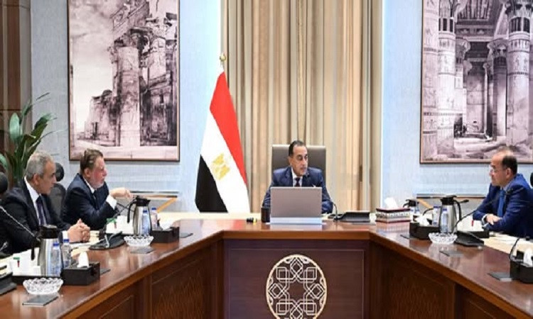 رئيس الوزراء يجتمع مع محافظ البنك المركزي ووزير المالية لبحت عددٍ من ا