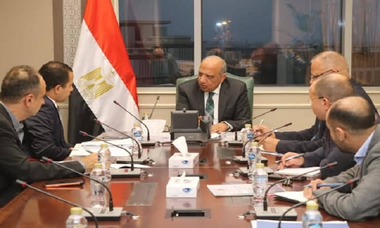 وزير الكهرباء يلتقى مع مسئولي شركة تحيا مصر القابضة للاستثمار
