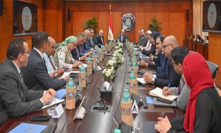 وزير الاستثمار يبحث مع وزارة الزراعة وهيئة الدواء زيادة صادرات المنتجا