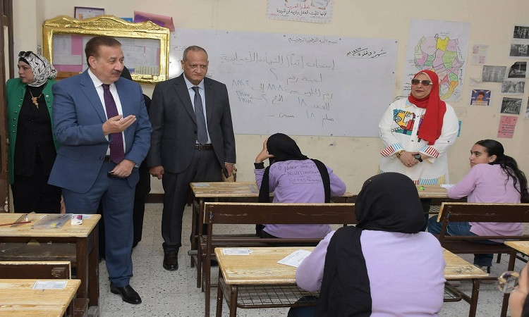 محافظ بورسعيد يتابع انتظام لجان امتحانات الشهادة الإعدادية