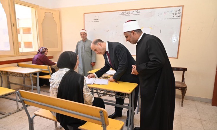محافظ الغربية يتفقد لجان امتحانات الثانوية الأزهرية للشعبة الأدبية بمد