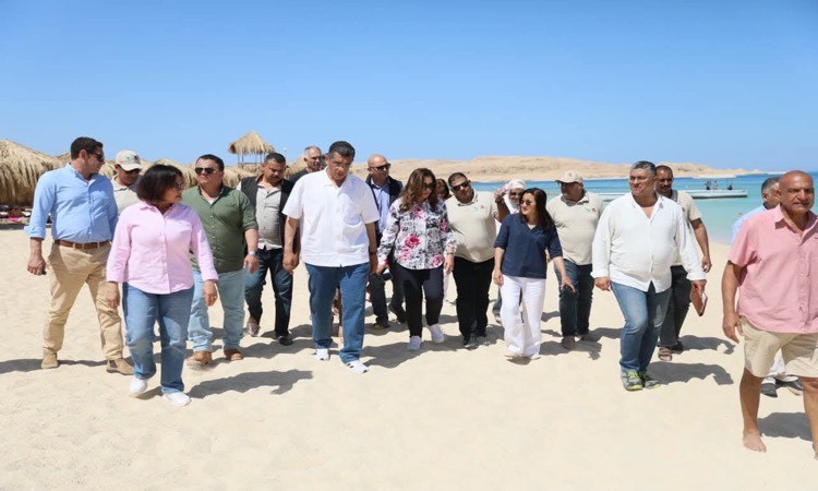 وزيرة التنمية المحلية ومحافظ البحرالأحمريتفقدان محميات الغردقة وجزيرة