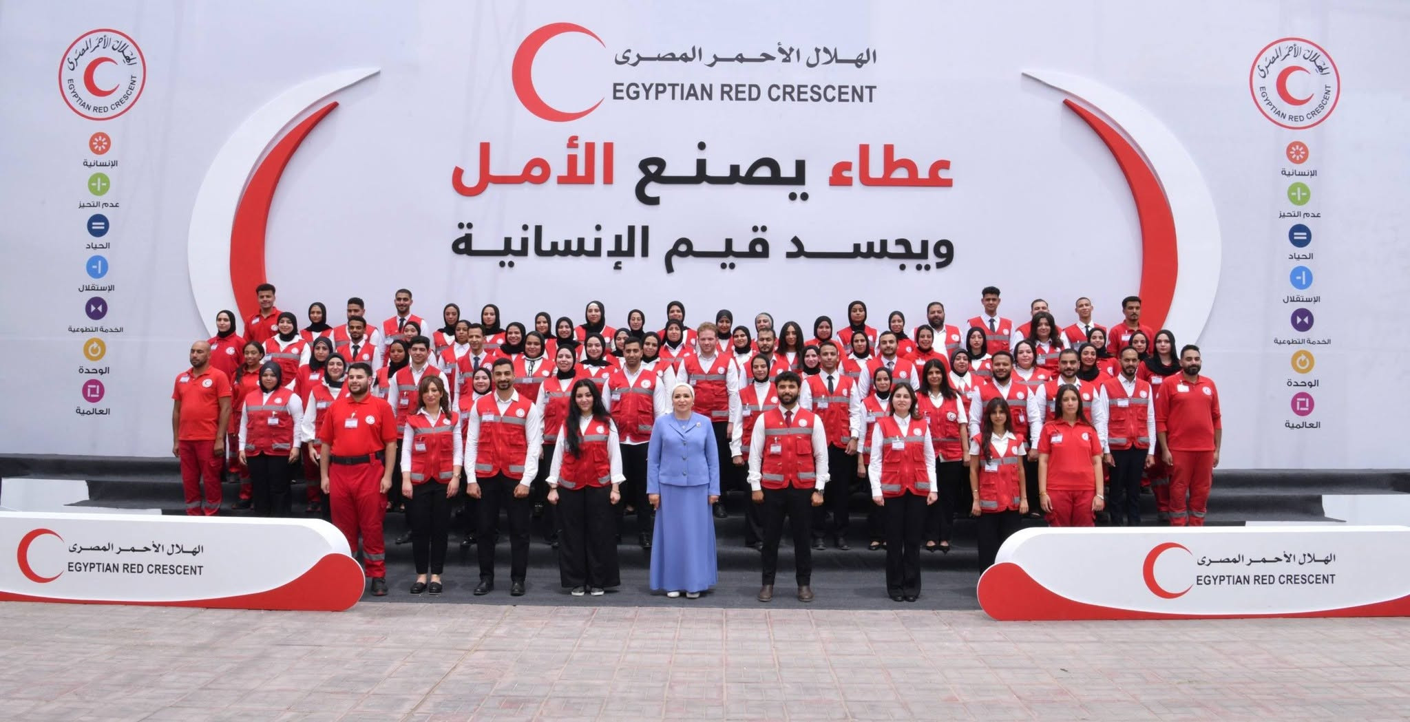 قرينة الرئيس مشيدة بجهود الهلال الأحمر المصري
