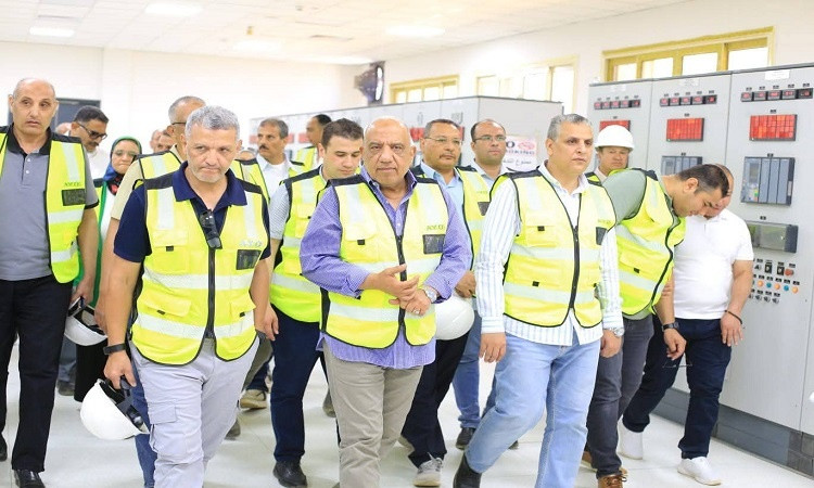 وزير الكهرباء يقوم بزيارة ميدانية إلى مجمع بنبان للطاقة الشمسية بأسوان