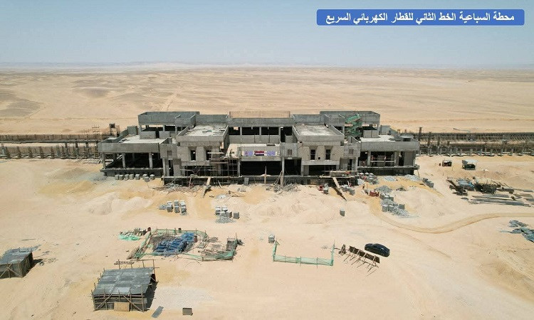وزير النقل ومحافظ أسوان يتفقدان محطات ومسار الخط الثانى من شبكة القطار