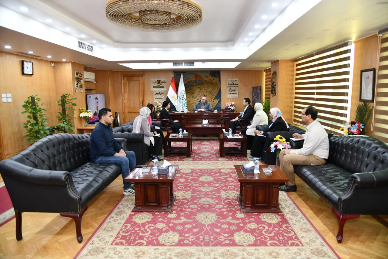 محافظ الفيوم ووفد التنمية يبحثان مشروعات المرحلة الثامنة لبرنامج المنح