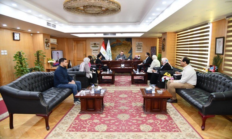 محافظ الفيوم ووفد التنمية يبحثان مشروعات المرحلة الثامنة لبرنامج المنح
