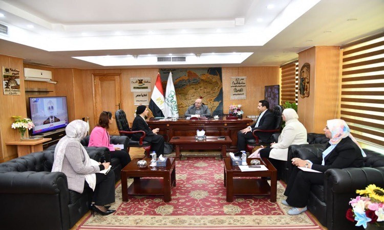 محافظ الفيوم ووفد التنمية يبحثان مشروعات المرحلة الثامنة لبرنامج المنح