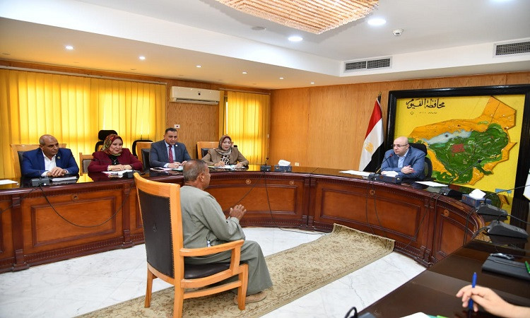 محافظ الفيوم يوجه بتوفير مساعدات لعدد من السيدات الأولى بالرعاية