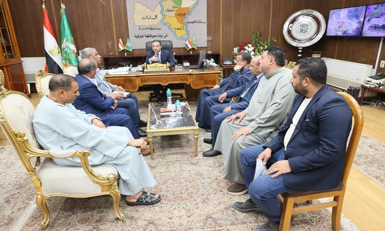 محافظ المنوفية يلتقي عددًا من أهالي قرى قويسنا وشبين الكوم لبحث مطالبه