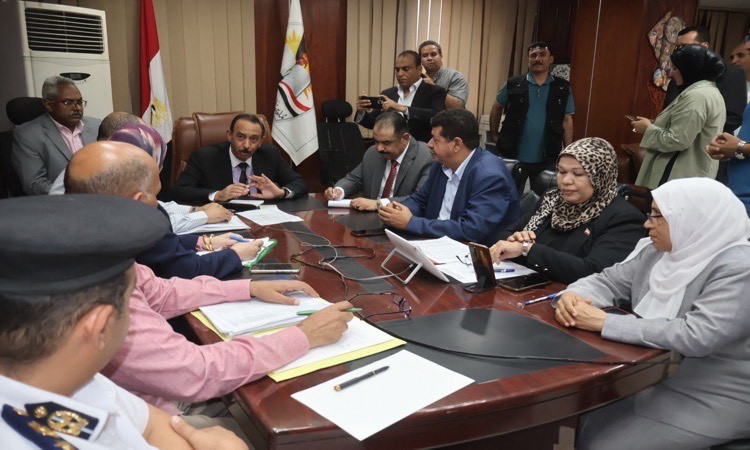 سوهاج يتفقد غرفةالعمليات الرئيسية بمديرية التربيةوالتعليم ويتابع سيرال