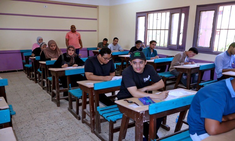 محافظ سوهاج يتفقد لجان الثانوية العامة ويطمئن على توفير سبل الراحة للط