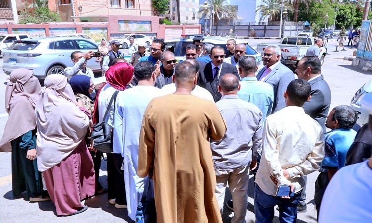 محافظ سوهاج يتفقد لجان الثانوية العامة ويطمئن على توفير سبل الراحة للط