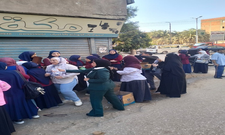 تعليم الفيوم يوزع الورود والمياه والشيكولاتة على طلاب الثانوية العامة